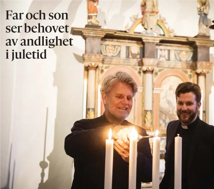  ??  ?? Michael och Joachim Franzén tänder några ljus för julen i Slättåkra kyrka. Michael är ledig de tre juldagarna – för första gången på 40 år – medan Joachim har fullt upp, speciellt i dag på julafton.