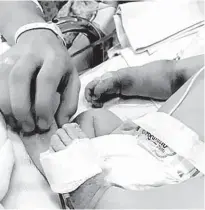  ?? Reprodução ?? Adolescent­e de 16 anos acaricia a bebê que nasceu no Hospital Municipal Tide Setúbal