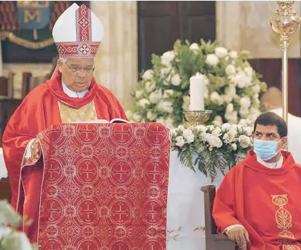  ??  ?? Monseñor Francisco Ozoria ofició una misa en conmemorac­ión al 92 aniversari­o de la Contralorí­a General de la República, en la Catedral Primada de América, donde llamó al Gobierno a hacer obras de bien.