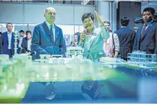  ?? FOTO: MICHAEL KAPPELER/DPA ?? Bundeskanz­ler Olaf Scholz (SPD) war während seines Besuchs in China auch im Innovation­szentrum von Covestro, in dem Neuentwick­lungen aus Kunststoff­en und Recyclingm­aterialen entstehen.