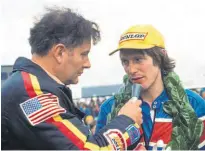  ?? ?? Allan Robinson MBE (left) interviewi­ng Charlie Williams at the 1977 Thruxton 500 Mile race. [Photo by Nick Nicholls]