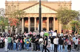  ??  ?? En la tarde, protestaro­n en la Plaza Liberación