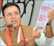  ?? SHARMA/HT ?? Congress spokespers­on Randeep Singh Surjewala shows an RTI response at a press conference in Jaipur on Friday.PRABHAKAR