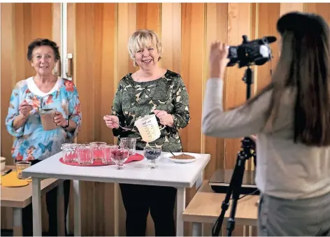  ?? RP-FOTO: ACHIM BLAZY ?? Filmdreh beim Kochen für Senioren im Seniorenze­ntrum Ost, hier mit Angelika Enders und Rita Mitic. Hinter der Kamera steht Petra Berein. Vielen Senioren sind begeistert von dem neuen Projekt.