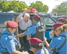  ??  ?? Policías detienen a un manifestan­te durante la marcha “Unidos Por la Libertad” realizada el domingo pasado en Managua.