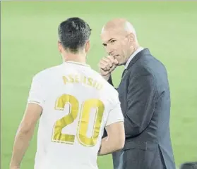  ?? FOTO: SIRVENT ?? Zinedine Zidane da indicacion­es a Asensio antes de entrar en el terreno de juego