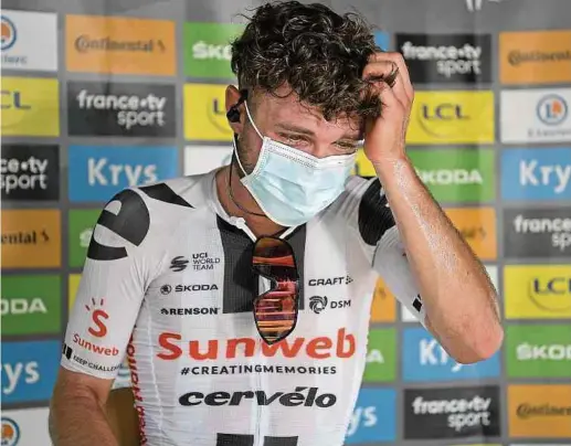  ?? Fotos: AFP ?? Ungläubig kratzt er sich den Kopf: Marc Hirschi kann es nicht fassen, dass er doch noch bei der Tour de France gewonnen hat.