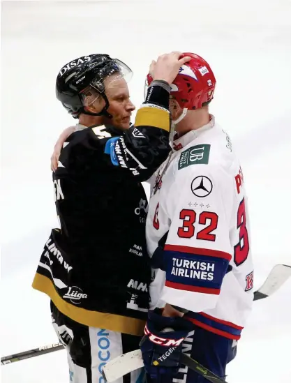  ?? FOTO: LEHTIKUVA/TIMO HEIKKALA ?? Lagkaptene­rna Lasse Kukkonen och Lennart Petrell tackar varandra efter semifinals­erien mellan lagen.