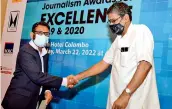  ?? ?? Best Designed Newspaper of the year (2020):
Asitha Ratnayake from the Sunday Times design team receives the certificat­e of merit from Udaya Kalupathir­ana, Member of the Free Media Movement