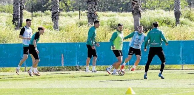  ?? // ÁNGEL RODRÍGUEZ ?? los jugadores blanquiver­des se ejercitan a las órdenes de Iván Ania en la Ciudad Deportiva del club esta temporada