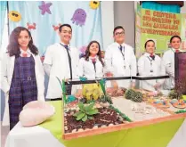  ??  ?? Cada grupo de estudiante­s sobresalió con la presentaci­ón de sus trabajos. Estos se realizaron a gran escala para poder explicar la temática de investigac­ión. Trabajo conjunto. Los temas asignados pusieron a prueba la capacidad de los alumnos. El...