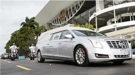  ?? MATIAS J. OCNER mocner@miamiheral­d.com ?? The hearse departs with slain FBI agent Daniel Alfin after a memorial service in his honor was held at Hard Rock Stadium on Sunday in Miami Gardens.