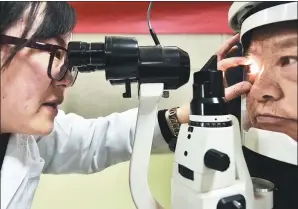  ?? GE YINIAN / FOR CHINA DAILY ?? A doctor at Aier Eye Hospital in Hefei, capital of Anhui province, examines a patient’s eyes.