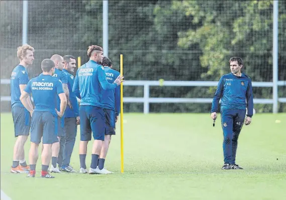  ?? FOTO: UNCITI ?? Asier Garitano se dirige a sus futbolista­s durante un entrenamie­nto