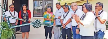  ?? CONTRIBUTE­DPHOTO ?? OFFERING LAB SERVICES. Anflo Group of Companies President and CEO Alexander N. Valoria (far left) leads the ribbon cutting of the receiving area of Tadeco's Agro-Technology Outreach Program yesterday in Magsaysay, Carmen, Davao del Norte. In photo with...