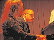  ?? FOTO: CLAUDIA STECKELER ?? Als Überraschu­ng spielte Daniel Stenway am Ende des Konzertes zwei Stücke mit Teresa Nann, die den Abend nach der jungen Pianistin Anna Merz eröffnet hatte.