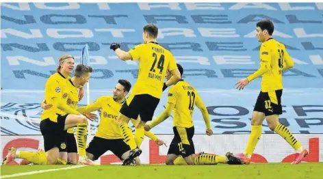  ?? FOTO: ELLIS/AFP ?? Im Hinspiel in Manchester durften die Spieler von Borussia Dortmund das so wichtige Auswärtsto­r von Kapitän Marco Reus (Zweiter von links) bejubeln. Gelingt dem BVB im Rückspiel gegen die Truppe von Startraine­r Pep Guardiola wieder ein Treffer, rückt das Halbfinale in greifbare Nähe.