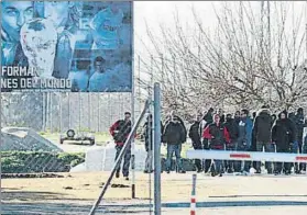  ?? FOTO: MD ?? Un grupo de radicales se presentaro­n ayer en el entrenamie­nto para pedir explicacio­nes