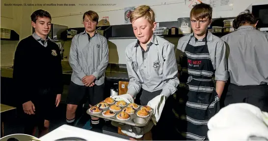  ?? PHOTOS: SIMON O’CONNOR/STUFF ?? Baylin Hooper, 13, takes a tray of muffins from the oven.
