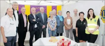  ??  ?? Elus et maire J.P Besiers, le président P. Stephan, M. F. Calauzen (Lions Club Moissagais), Mme Leroy Calmel (Lions Club 3 Provinces Montauban), S. Lannes vice-président des Terres des Confluence­s