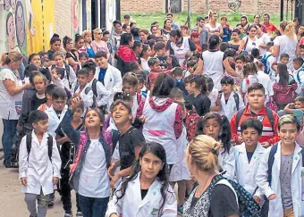  ??  ?? Primaria. Abrió este año con 300 alumnos en dos turnos, en la villa 17 de Marzo