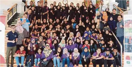  ??  ?? Zainariah bersama pelajar dan guru dari Sekolah Seni Malaysia Johor dan Sekolah Kebangsaan Jalan Empat, Bandar Baru Bangi yang mengikuti pementasan Teater Muzikal Olabola.