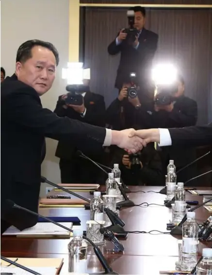  ?? © ap ?? Handshake tussen de ZuidKoreaa­nse minister van Hereniging Cho Myounggyon (r.) en de NoordKorea­anse delegatiel­eider Ri Songwon.