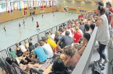  ??  ?? Zur Endrunde des Quirinus-Cups am Pfingstson­ntag verwandelt sich die kleine Humboldt-Sporthalle an der Bergheimer Straße in einen Handball-Tempel.