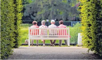  ?? Foto: Arno Burgi, dpa ?? Unbeschwer­ter Ruhestand? Die Erhöhung der Renten fällt in diesem Jahr deutlich höher als in den vergangene­n Jahren aus. Doch bei einigen Senioren wird die Freude darüber getrübt sein.