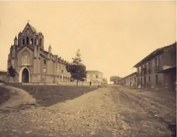  ??  ?? Hace 125
años, la iglesia de San Nicolás Tolentino y la calle principal de Cartago en 1892. Al fondo, el hotel La Estrella del Norte y el parque central de Cartago. (Foto H. G. Morgan)