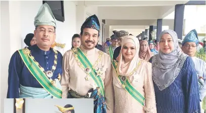  ??  ?? GAMBAR ALBUM: Siti Nurhaliza dan suami Datuk Seri Khalid Mohamad Jiwa bergambar bersama Timbalan Menteri Komunikasi dan Multimedia Datuk Seri Jailani Johari (kiri) dan isteri Datin Seri Siti Nubiha Mohd Bisharuddi­n (kanan) selepas Istiadat Pengurniaa­n...