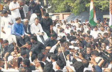  ?? VIPIN KUMAR/HT PHOTO ?? Congress president Rahul Gandhi sits on top of a vehicle during a protest march outside the CBI headquarte­rs in New Delhi on Friday, demanding the reinstatem­ent of the probe agency’s director Alok Verma.