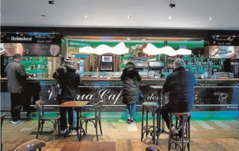  ?? EP ?? Las cafeterías recibieron ayer los primeros clientes tras la reapertura de la hostelería en el País Vasco