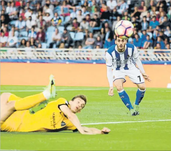  ?? FOTO: LUIS MARI UNCITI ?? Juanmi remata de cabeza mientras Diego Llorente, jugador que está a punto de fichar por la Real, sigue con la mirada la trayectori­a del balón