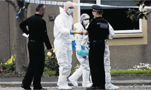  ??  ?? INQUIRY: Forensic officers speak with uniformed police outside the Aberdeen property where the body was found yesterday