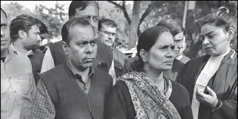  ?? SANCHIT KHANNA/HT PHOTO ?? The December 16 gang-rape and murder victim’s parents outside the Delhi High Court.