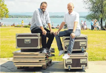  ?? FOTO: JENS LINDENMÜLL­ER ?? Die ersten Kisten mit Material für den Aufbau sind da: Produktion­sleiter Andreas Weigold (links) und GZH-Chef Matthias Klingler freuen sich, dass es jetzt endlich losgeht.