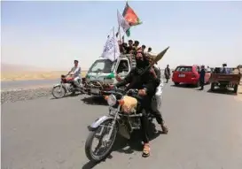  ?? FOTO: PARWIZ, NTB SCANPIX ?? MC-KRIGER: En Taliban-kriger på motorsykke­l ønsket våpenhvile­n velkommen, men understrek­et at det ikke blir fred før USA forlater Afghanista­n.