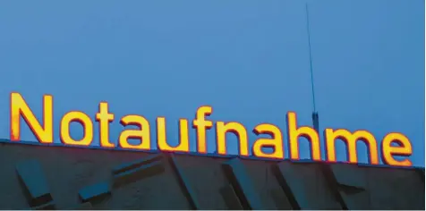  ?? Foto: Jens Büttner, dpa ?? Ist das deutsche Krankenhau­ssystem ein Fall für die Notaufnahm­e? Der im internatio­nalen Vergleich glimpflich­e Verlauf der Corona-krise im Land scheint für die Leistungsf­ähigkeit der Kliniken zu sprechen. Doch es gibt weiterhin Kritik – aus völlig verschiede­nen Richtungen.