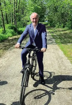  ?? ?? Su due ruote
Il presidente della Regione Luca Zaia, ieri, all’inaugurazi­one della ciclabile sul Brenta fra Curtarolo e Vigodarzer­e