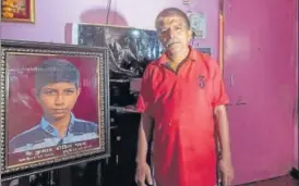  ?? SATYABRATA TRIPATHY/HT ?? Ankush Parab, father of Rohit, remembers how his son who was only 11, always jumped at every chance to help him, like on the stampede day when he went to get flowers.