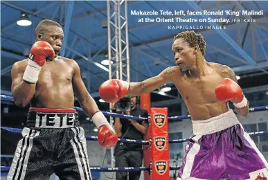  ?? /FRIKKIE KAPP/GALLO IMAGES ?? Makazole Tete, left, faces Ronald ‘King’ Malindi at the Orient Theatre on Sunday.