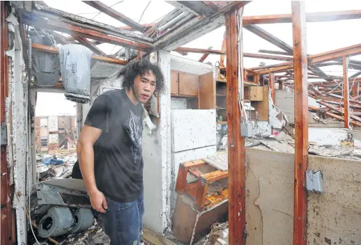  ?? Godofredo A. Vasquez / Houston Chronicle ?? Nathan Kaufman looks around what used to be his home at the Salt Grass Landing Apartments complex in Rockport on Saturday.