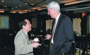  ??  ?? Hou speaks with a foreign expert at the Internatio­nal Conference on avian flu in Beijing in 2006.