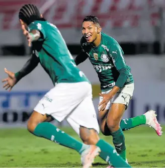  ?? CESAR GRECO-PALMEIRAS ?? Bela dupla. Luiz Adriano e Rony, autor do gol, foram fundamenta­is para vitória do Palmeiras