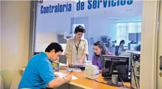  ?? MAYELA LÓPEZ ?? Para el 2018, el MEP tendrá una planilla de 85.140 funcionari­os. En la foto, la Contralorí­a de Servicios del Ministerio.