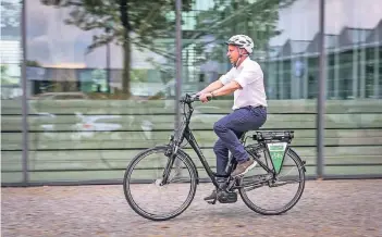  ?? RP-FOTO: HANS-JÜRGEN BAUER ?? E-Bike für die Mitarbeite­r der Stadtwerke. Hier fährt Tobias Kieslich, Mitarbeite­r von der Netzgesell­schaft, vorschrift­sgemäß mit Fahrradhel­m. 25 Kilometer pro Stunde schafft sein „Dienstwage­n“.