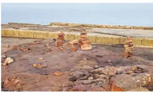  ??  ?? Les cairns du Cap Fréhel ont été détruits parce qu’ils favorisent l’érosion du site.