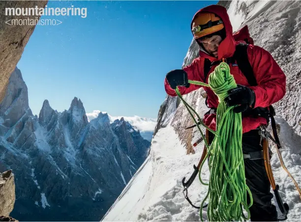  ??  ?? Arriba / Above:
Jonathan Schaffer about to rappel down Col Stanhardt on the way to climb Cerro Torre. Jonathan Schaffer a punto de hacer rappel en Col Stanhardt en ruta para subir el
Cerro Torre.
Right / Derecha:
A long way down to the Campo de...