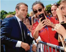  ?? Foto: Bertrand Guay, afp ?? Selfie mit Monsieur le Président: Die Begeisteru­ng vieler junger Franzosen für ihren neuen Präsidente­n Emmanuel Macron bleibt ungebroche­n.